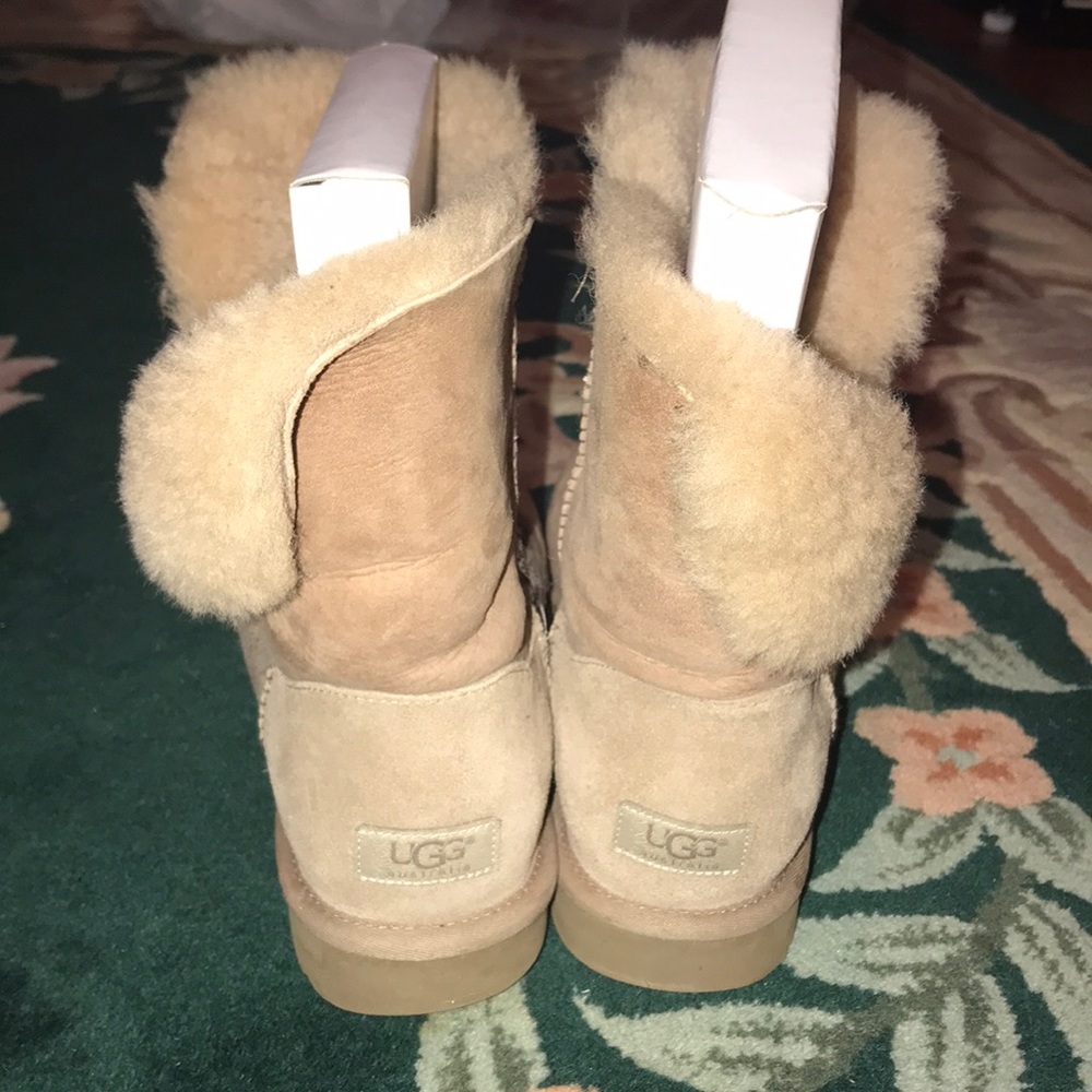 light pink uggs w bailey button! short uggs!